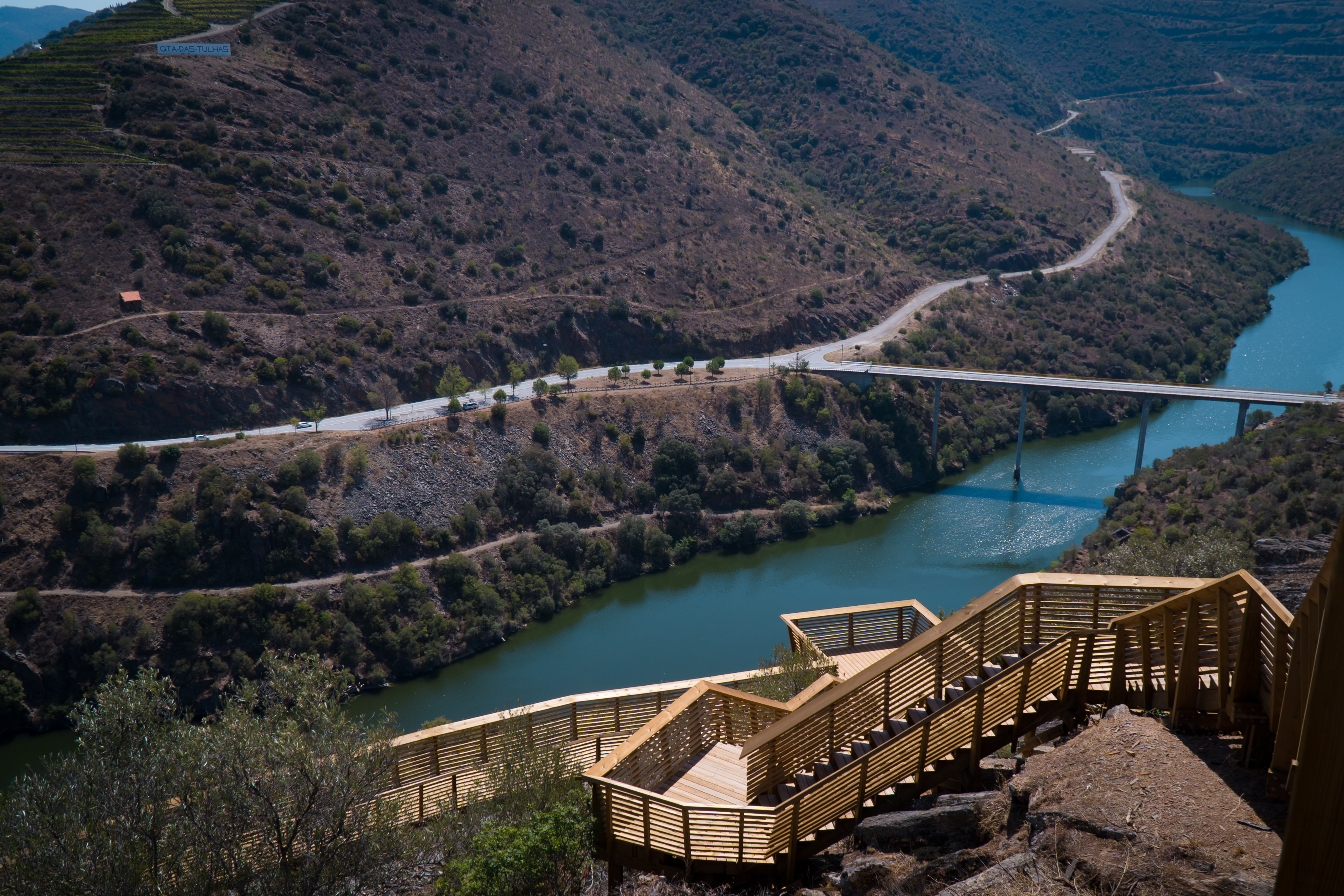Escadaria dos Passadiços com vista sobre o Douro